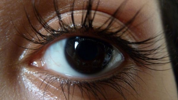 Easy DIY Eyelash Serums For Longer and Healthy Lashes