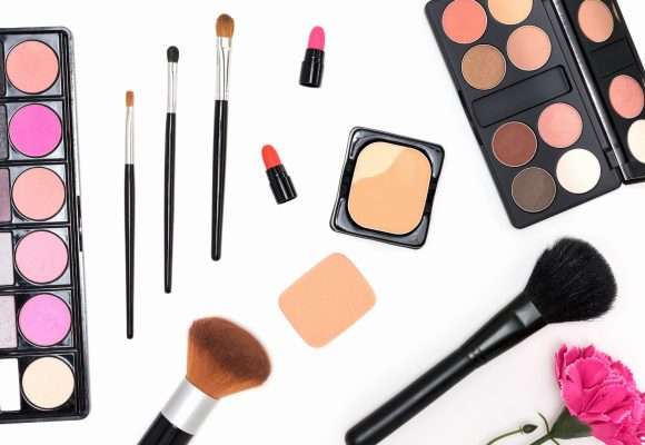 Top 5 Makeup Kits Every Makeup Enthusiast Needs